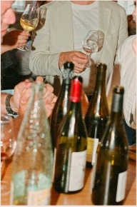 Brindis entre amigos alrededor de una mesa